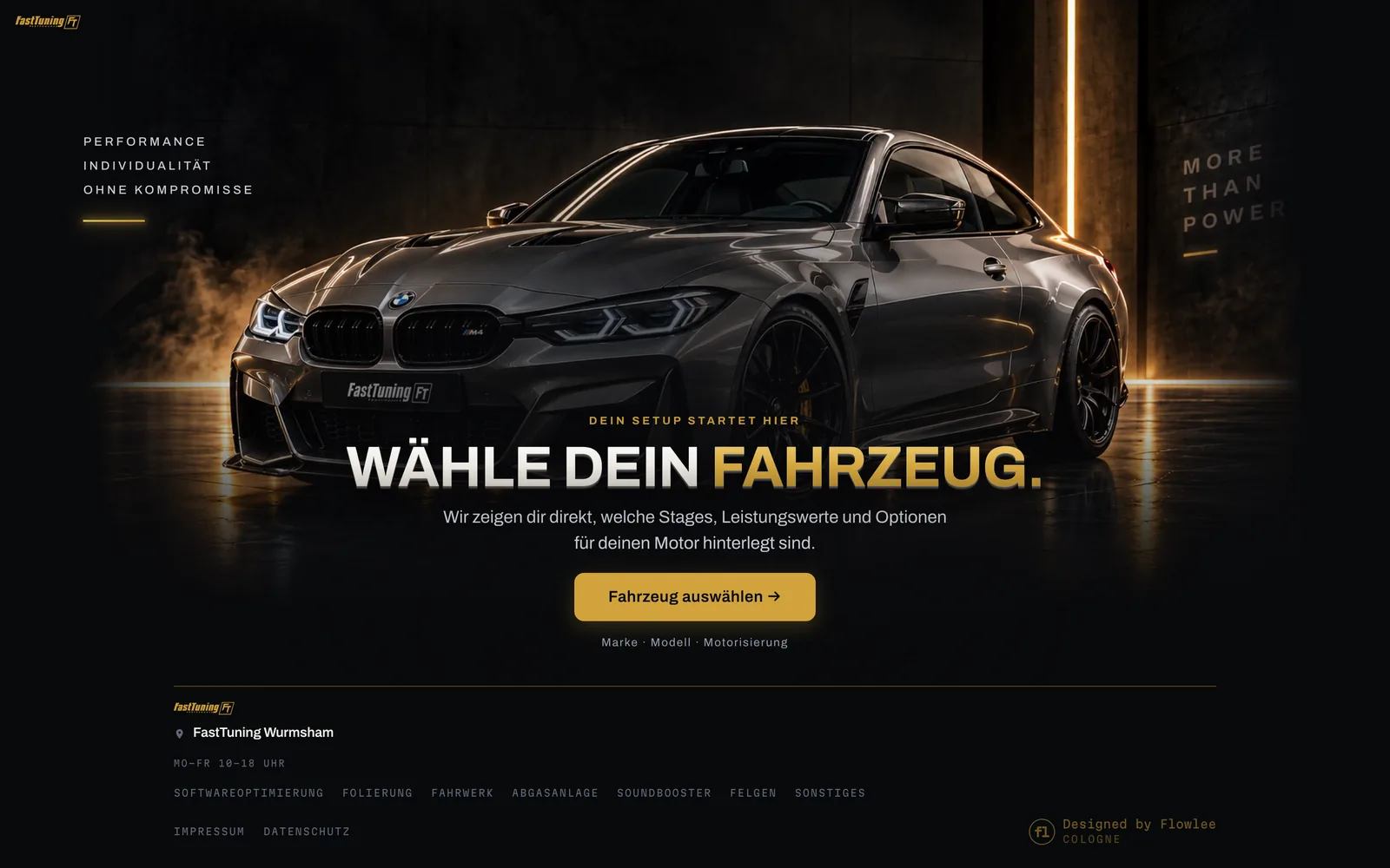 Tuning-Konfigurator von FastTuning Wurmsham am Desktop: ein dunkler Sportwagen im gold beleuchteten Studio, darunter „Wähle dein Fahrzeug." und der Knopf „Fahrzeug auswählen"